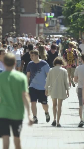 Vidéo verticale d'une rue bondée dans le centre-ville — Video