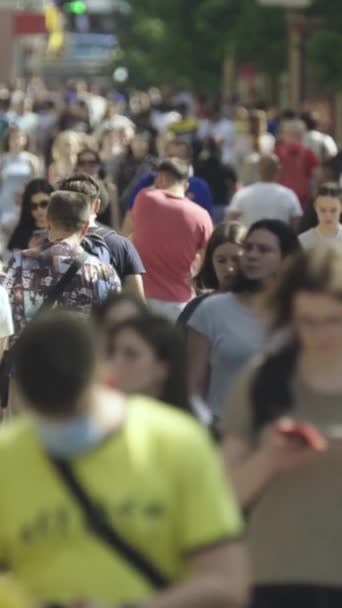 Vídeo vertical de uma rua lotada no centro da cidade — Vídeo de Stock