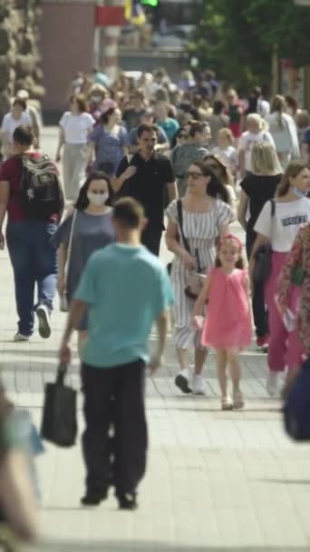 Vídeo vertical de uma rua lotada no centro da cidade — Vídeo de Stock