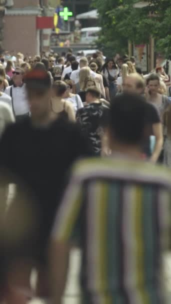 Vertikal video av en fullsatt gata i stadens centrum — Stockvideo