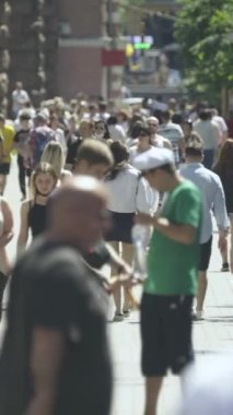 Şehir merkezinde kalabalık bir caddenin dikey videosu