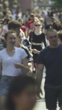 Şehir merkezinde kalabalık bir caddenin dikey videosu