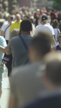 Şehir merkezinde kalabalık bir caddenin dikey videosu