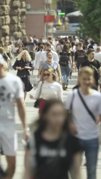 Vídeo vertical de uma rua lotada no centro da cidade — Vídeo de Stock