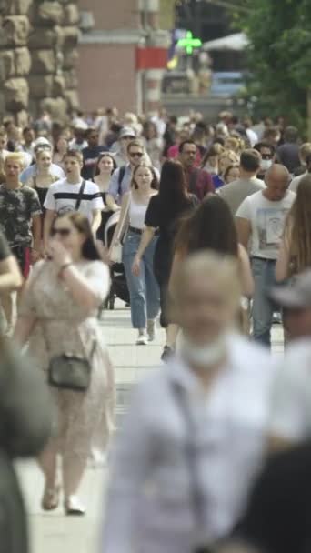 Vídeo vertical de uma rua lotada no centro da cidade — Vídeo de Stock