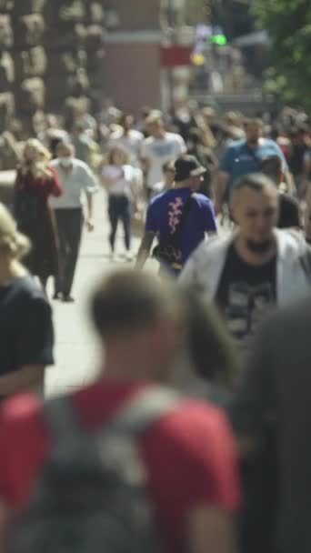 Vídeo vertical de una calle abarrotada en el centro de la ciudad — Vídeos de Stock