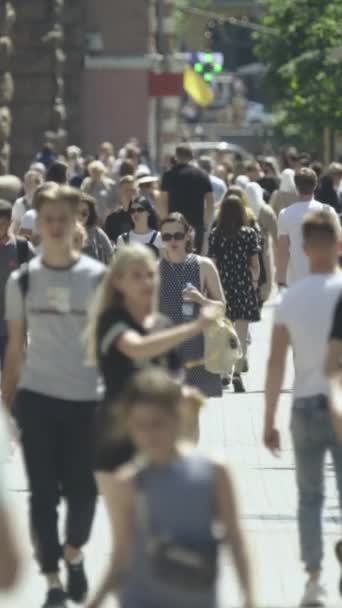 Vertical video of a crowded street in the city center — Stock Video