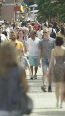 Şehir merkezinde kalabalık bir caddenin dikey videosu