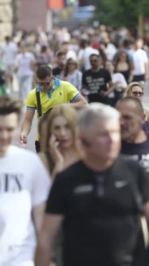 Ukrayna 'nın Kyiv şehrinde kalabalık bir caddenin dikey videosu