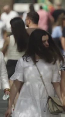 Ukrayna 'nın Kyiv şehrinde kalabalık bir caddenin dikey videosu