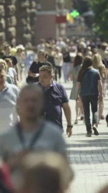 Ukrayna 'nın Kyiv şehrinde kalabalık bir caddenin dikey videosu