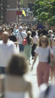 Ukrayna 'nın Kyiv şehrinde kalabalık bir caddenin dikey videosu