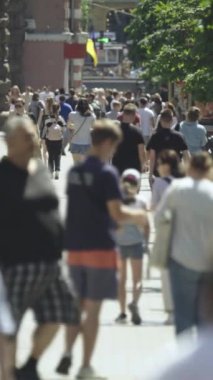 Ukrayna 'nın Kyiv şehrinde kalabalık bir caddenin dikey videosu