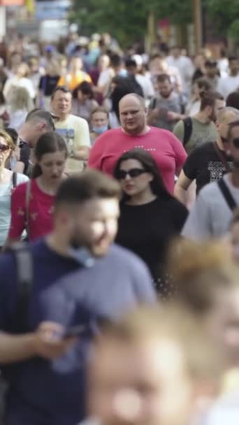 Şehir merkezinde kalabalık bir caddenin dikey videosu — Stok video