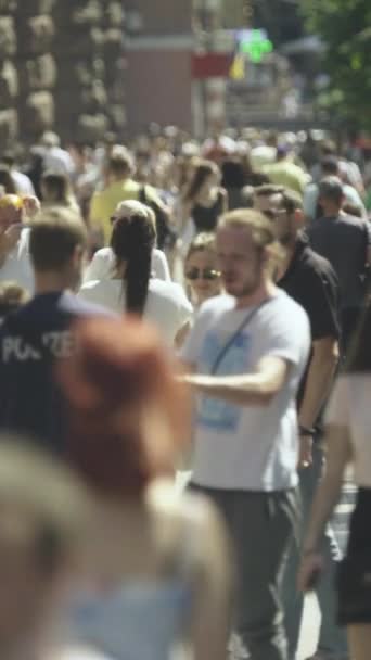 Verticale video van een drukke straat in de stad Kiev, Oekraïne — Stockvideo