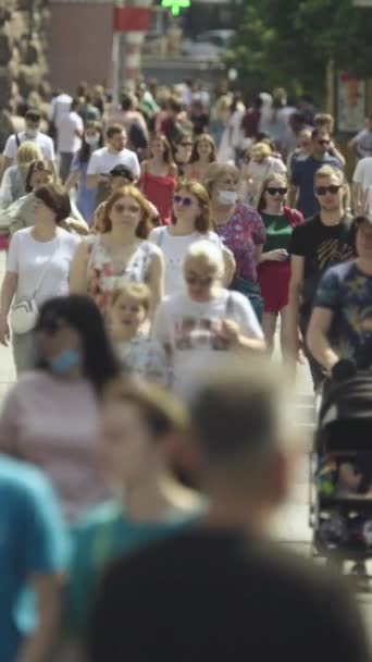 Vertikales Video einer belebten Straße in der Stadt Kiew, Ukraine — Stockvideo