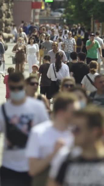 Vídeo vertical de uma rua lotada na cidade Kiev, Ucrânia — Vídeo de Stock