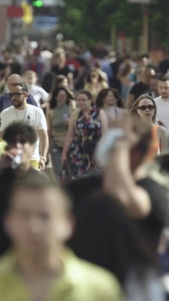 Vertical video of a crowded street in the city Kyiv, Ukraine — Stock Video