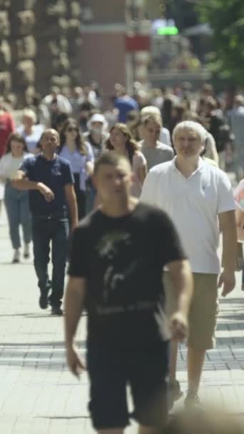 Ukrayna 'nın Kyiv şehrinde kalabalık bir caddenin dikey videosu — Stok video