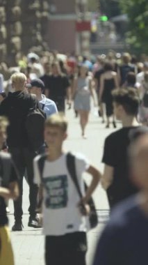 Ukrayna 'nın Kyiv şehrinde kalabalık bir caddenin dikey videosu