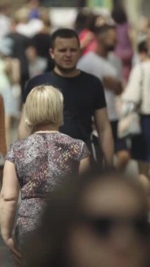 Ukrayna 'nın Kyiv şehrinde kalabalık bir caddenin dikey videosu