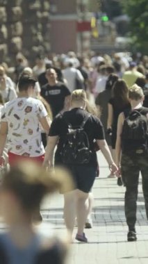 Ukrayna 'nın Kyiv şehrinde kalabalık bir caddenin dikey videosu