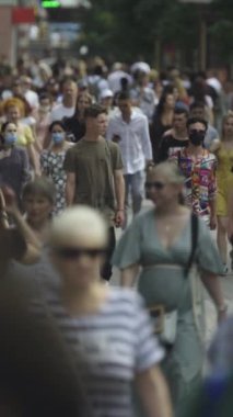 Ukrayna 'nın Kyiv şehrinde kalabalık bir caddenin dikey videosu