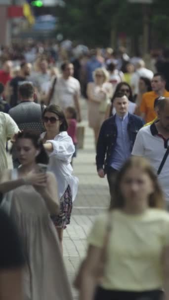 Vídeo vertical de uma rua lotada na cidade Kiev, Ucrânia — Vídeo de Stock