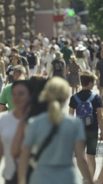 Vídeo vertical de uma rua lotada na cidade Kiev, Ucrânia — Vídeo de Stock