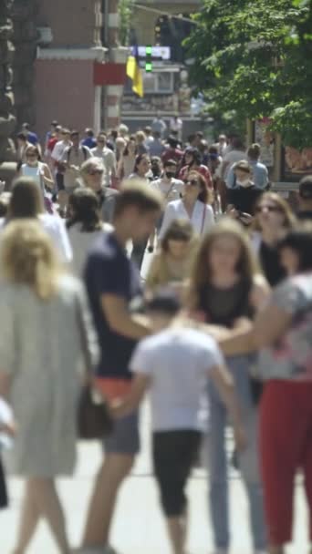 Ukrayna 'nın Kyiv şehrinde kalabalık bir caddenin dikey videosu — Stok video