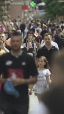 Ukrayna 'nın Kyiv şehrinde kalabalık bir caddenin dikey videosu