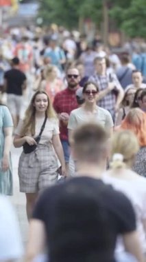 Ukrayna 'nın Kyiv şehrinde kalabalık bir caddenin dikey videosu