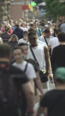 Ukrayna 'nın Kyiv şehrinde kalabalık bir caddenin dikey videosu