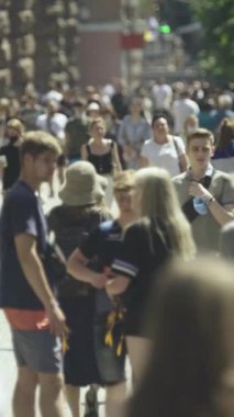 Ukrayna 'nın Kyiv şehrinde kalabalık bir caddenin dikey videosu