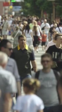 Ukrayna 'nın Kyiv şehrinde kalabalık bir caddenin dikey videosu