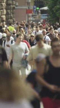 Ukrayna 'nın Kyiv şehrinde kalabalık bir caddenin dikey videosu
