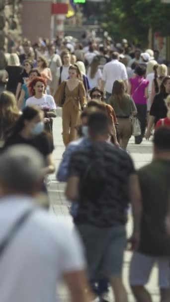 Függőleges videó egy zsúfolt utcán a város Kijev, Ukrajna — Stock videók