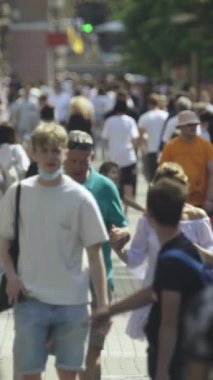Ukrayna 'nın Kyiv şehrinde kalabalık bir caddenin dikey videosu