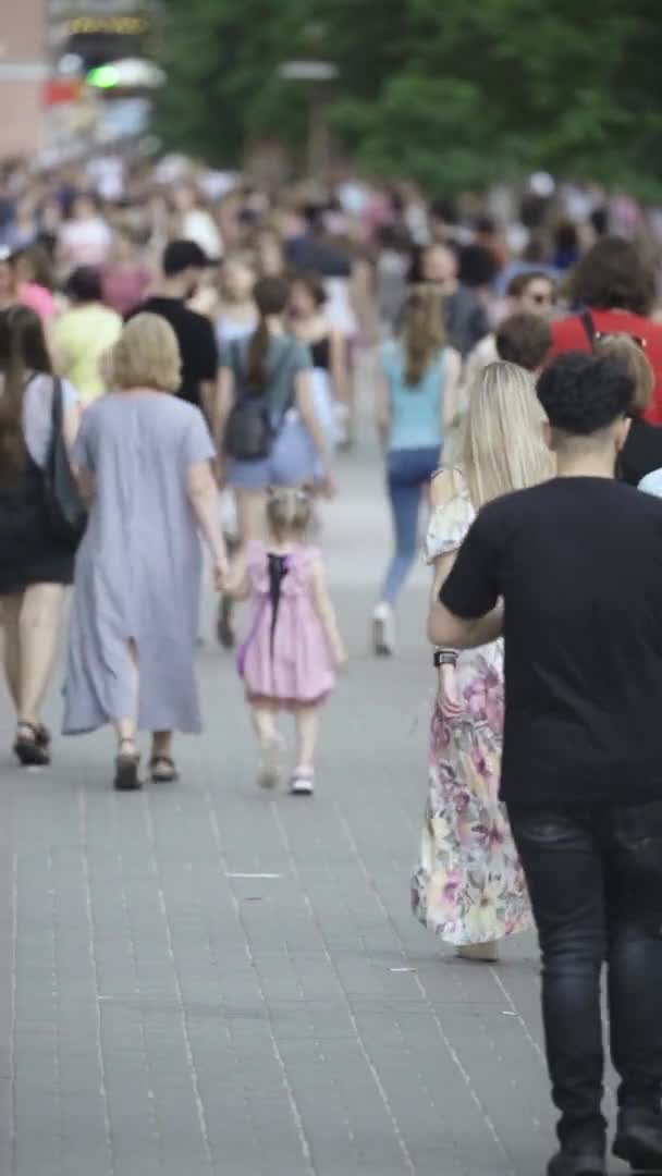 Vidéo verticale de nombreuses personnes marchant dans une foule le long d'une rue de la ville — Video