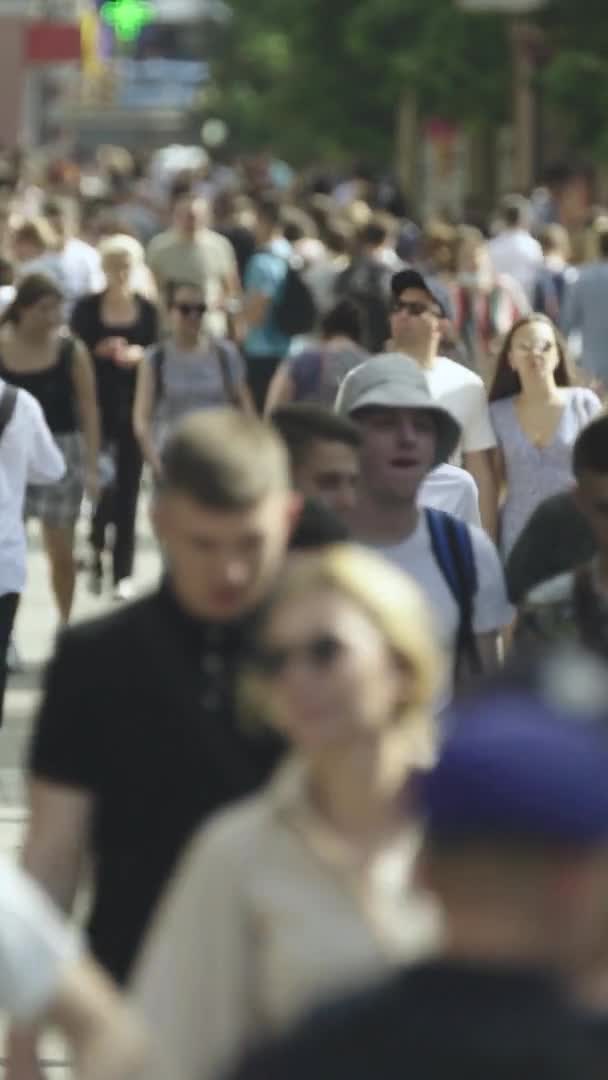 Vidéo verticale de nombreuses personnes marchant dans une foule le long d'une rue de la ville — Video