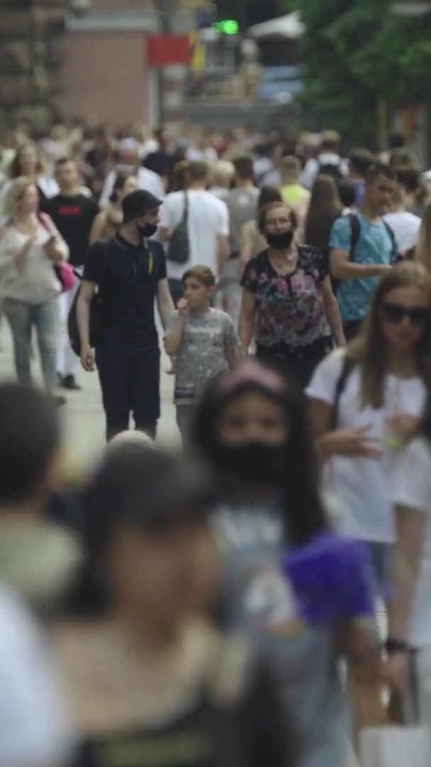 Vidéo verticale de nombreuses personnes marchant dans une foule le long d'une rue de la ville — Video