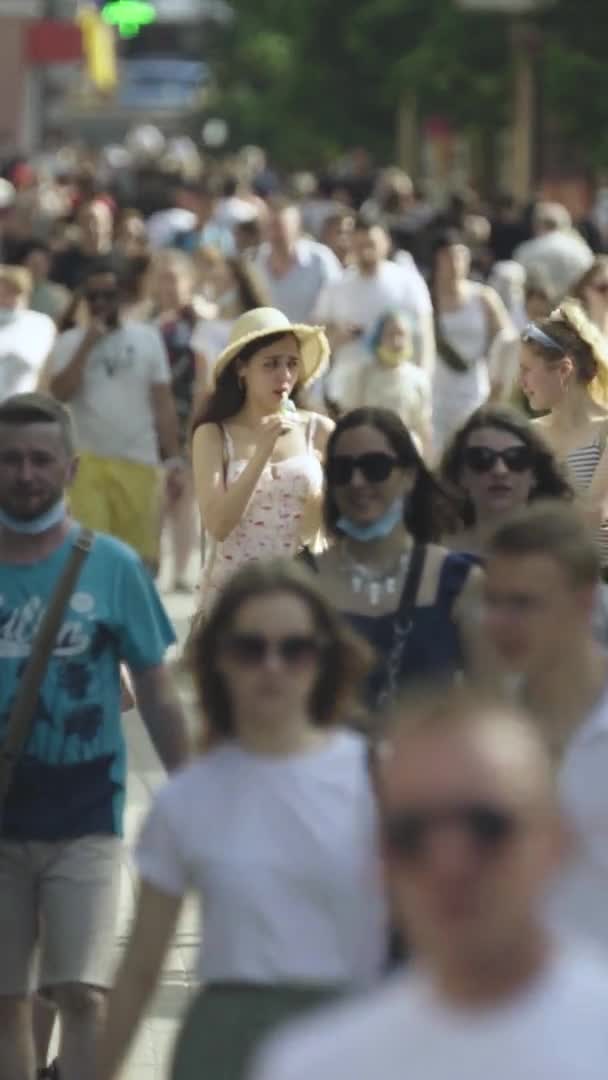 Video verticale di molte persone che camminano in una folla lungo una strada della città — Video Stock