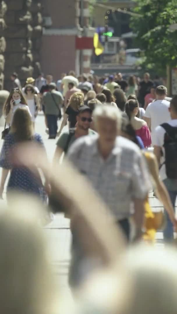 Vídeo vertical de muchas personas caminando en una multitud a lo largo de una calle de la ciudad — Vídeos de Stock