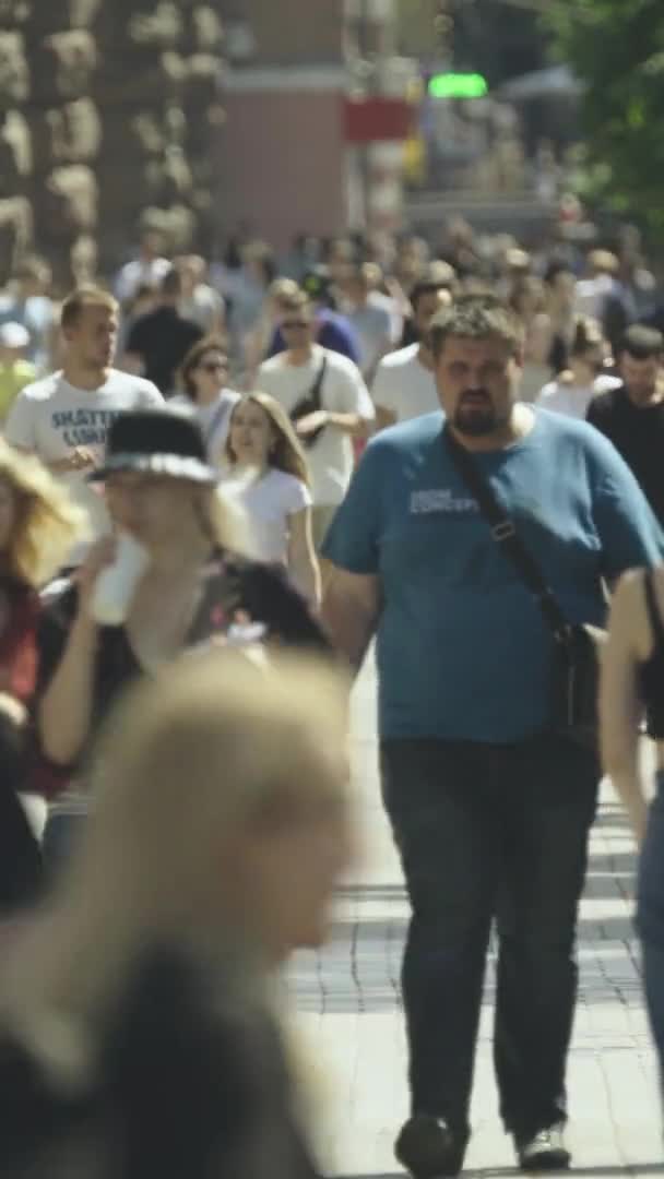 Függőleges videó sok ember sétál a tömegben végig a város utcáin — Stock videók