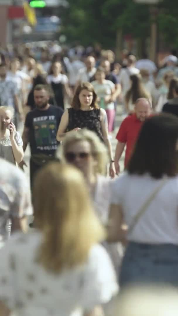 Függőleges videó egy zsúfolt városi utcáról napközben — Stock videók