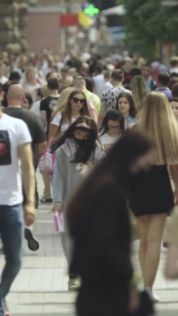 Vídeo vertical de uma rua lotada da cidade durante o dia — Vídeo de Stock