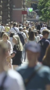 Gün boyunca kalabalık bir şehir sokağının dikey videosu