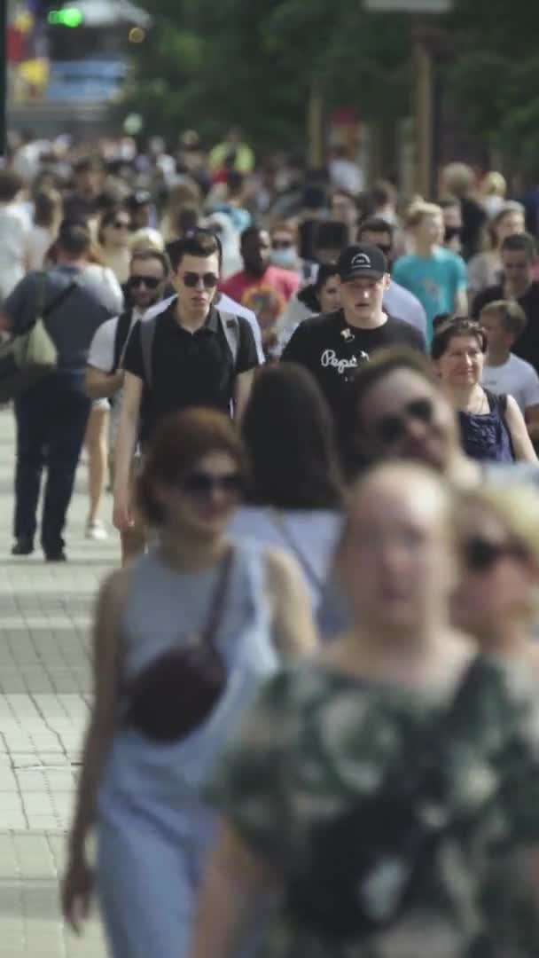 Vertikální video přeplněné městské ulice během dne — Stock video