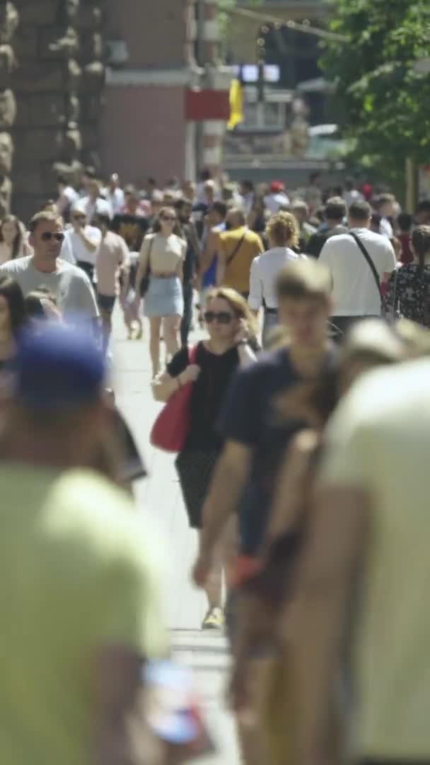 Vertikales Video einer überfüllten Straße während des Tages — Stockvideo