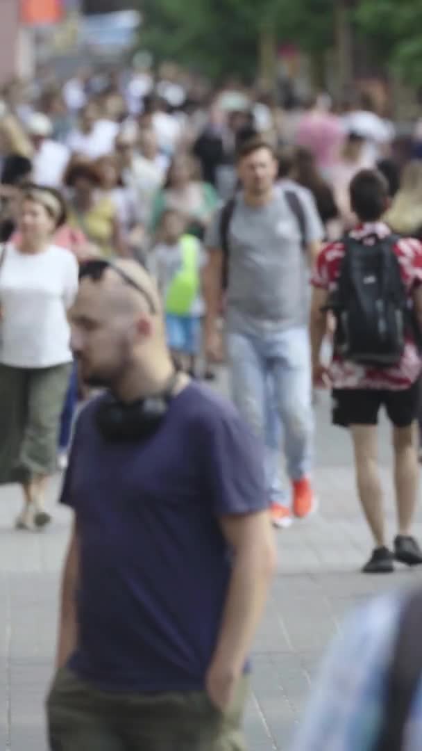 Gün boyunca kalabalık bir şehir sokağının dikey videosu — Stok video